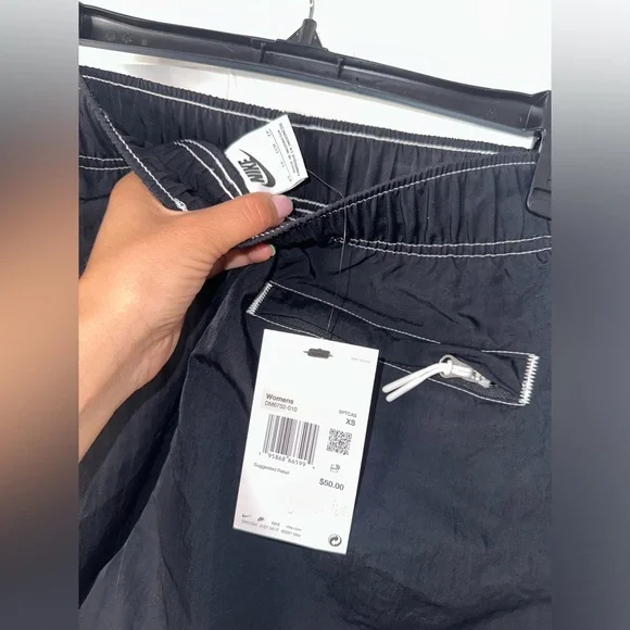 Nike Sportswear Swoosh Women's Woven High-Rise Shorts , Size: XS , Color: BLACK - Picture 5 of 7